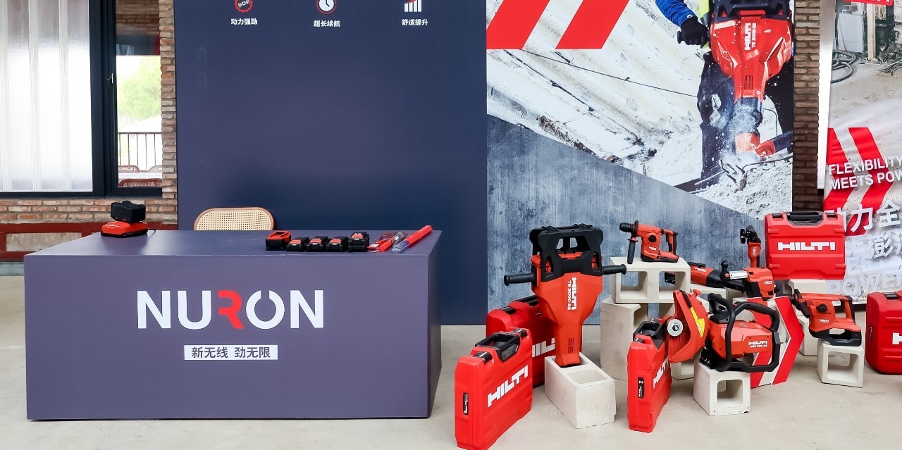 喜利得集團預(yù)埋槽事業(yè)部總負責人Simon Rolshoven、蘇州工廠總經(jīng)理Heinz Nieder、喜利得中國總經(jīng)理夏岱為新工廠剪彩