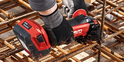 喜利得電池充電器在充電同時冷卻電池，以提高每次充電的速度